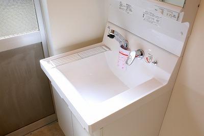 Wash basin, toilet. Indoor (01 May 2014) Shooting