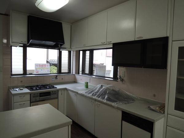 Kitchen. This kitchen. It is totally Kitchen Stadium. 