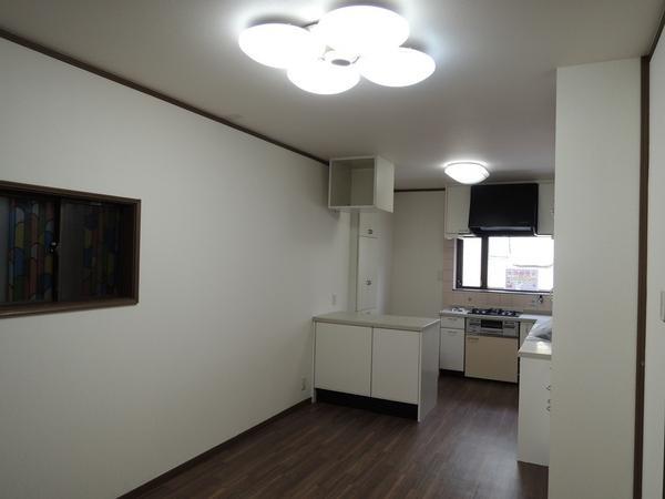 Living. Dining 10.5 Pledge. You can also dine in the large family. 