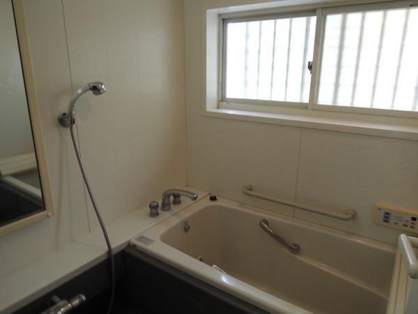 Bathroom. Loose large windows in the bus. In soft light, Morning bath is pleasant. 