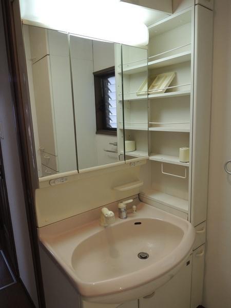 Wash basin, toilet. Shampoo dresser. Convenient next to the storage rack. 