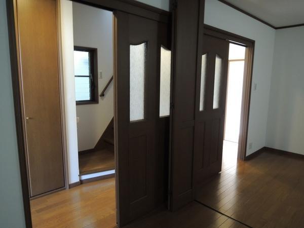 Non-living room. Even here in the children's room. When small is widely, Close to puberty. To flexible. 