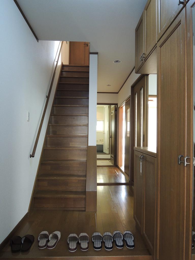 Entrance. Also put a lot of shoes at the wide entrance. 