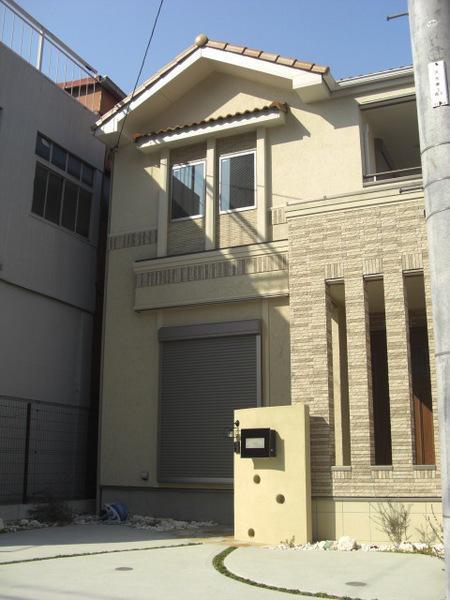 Other. Easy parking in front of the road spacious