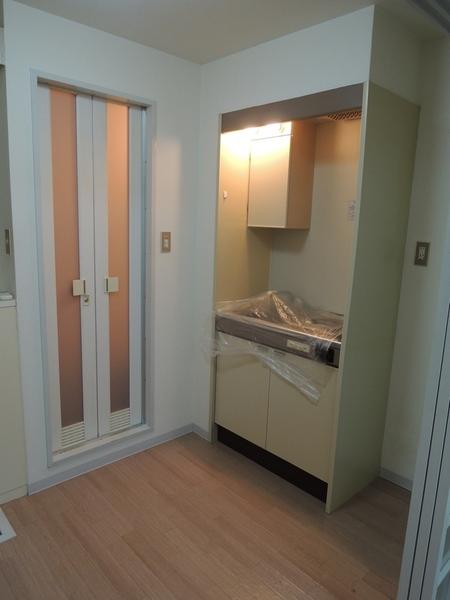 Living and room. Kitchen next to the bus ・ toilet.