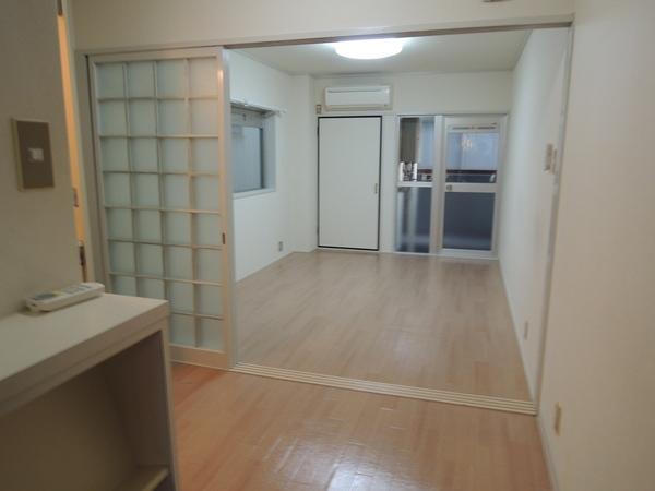 Living and room. Zudon and wide open the sliding door.