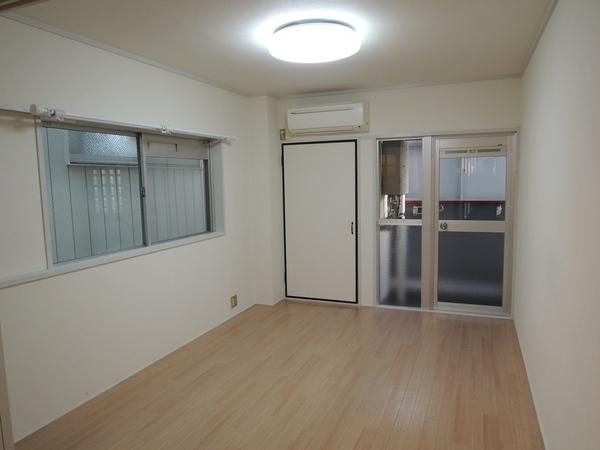 Living and room. Western-style 6 Pledge. With lighting equipment.