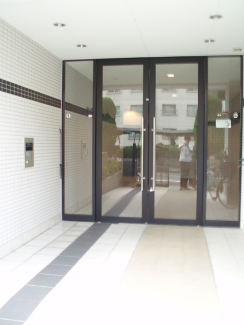 Entrance. entrance / auto lock
