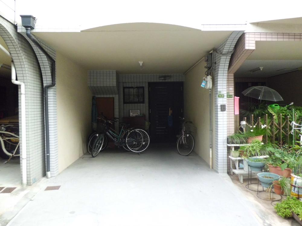 Parking lot. High roof vehicles Allowed