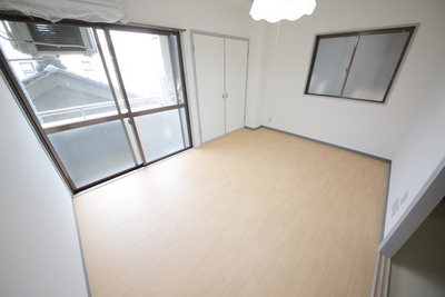 Living and room. Because all rooms Corner Room, Day, Ventilation is good