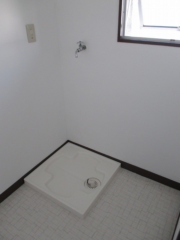 Washroom. Indoor laundry bread!
