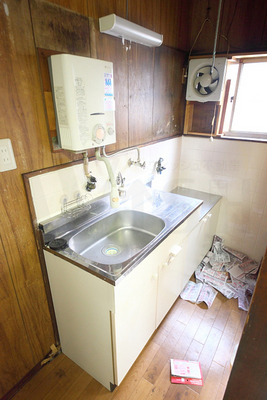 Kitchen. Gas stove two-neck can be installed. Because there is a lot of storage, such as cookware