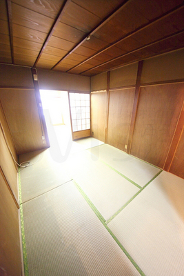 Living and room. It is a pleasant sunny Japanese-style.