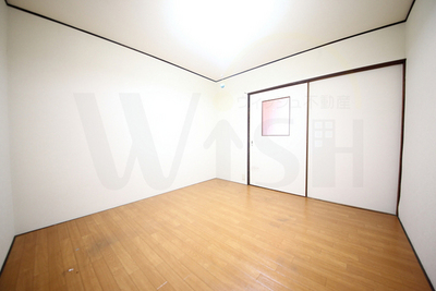 Living and room. Here is the Western-style of the middle second floor