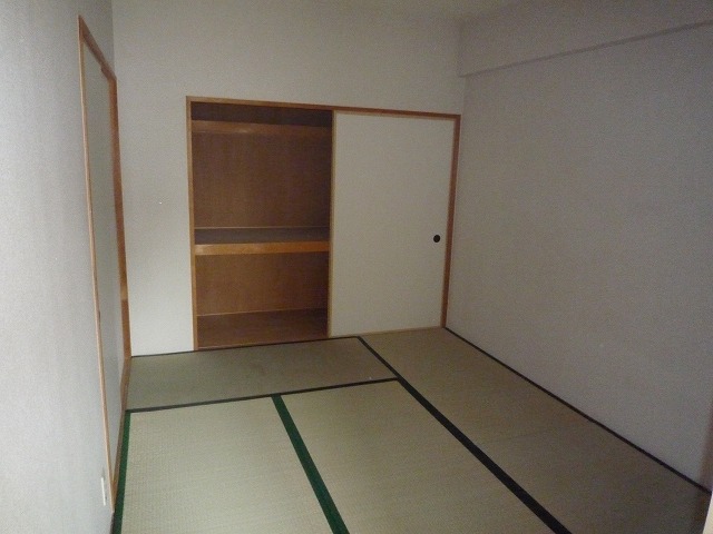 Living and room. Japanese-style room 6 tatami, With closet