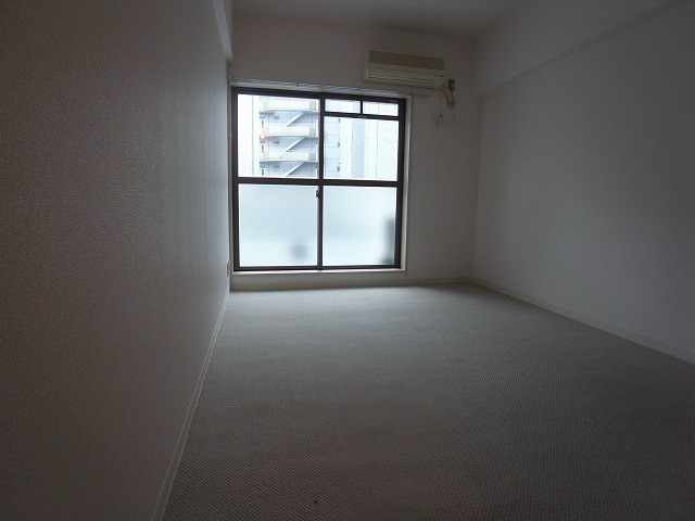 Other room space. This room of warm carpet.