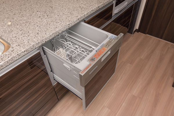 Kitchen.  [Dishwasher] Water-saving can, Dishwasher that Habukeru also time and effort of cleaning up has been adopted (same specifications)