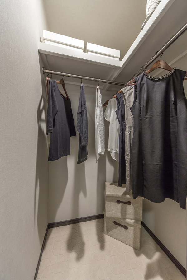 Receipt.  [System closet ・ Walk-in closet (except for some)] Installing the easy-to-use closet in the Western-style. You can clean spacious and use a room (B2 type model room)