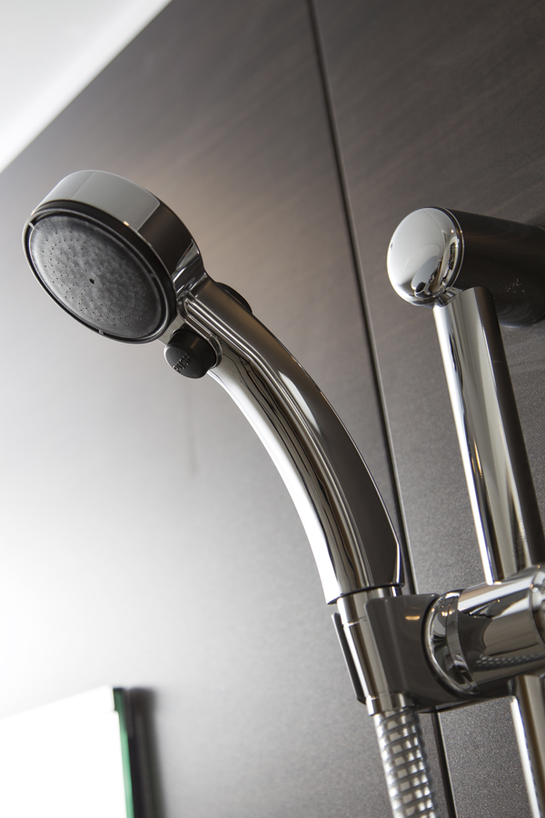 Bathing-wash room.  [Switch shower head] Hand in waterproof easy ・ Energy-saving effect of the water discharge operation is high shower head (same specifications)