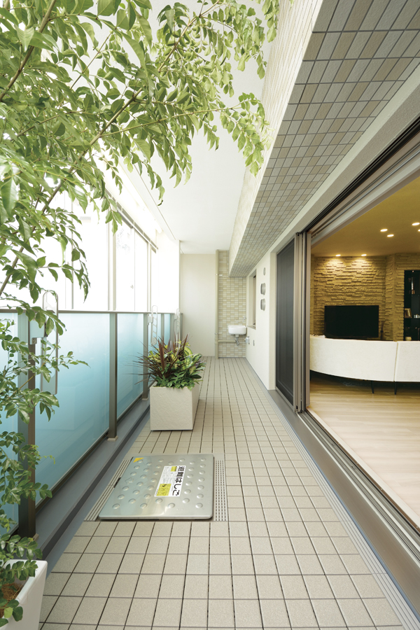balcony ・ terrace ・ Private garden.  [balcony] A feeling of opening balcony. Gardening watering, such as a convenient slop sink has been installed (B2 type model room)