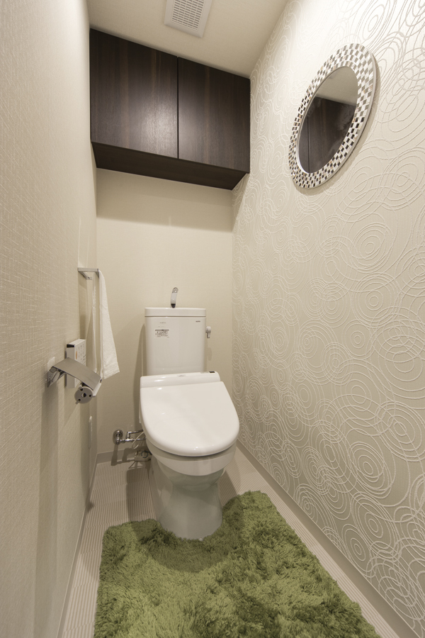 Toilet.  [toilet] Space that can be clean and comfortable to use. Stock can be hanging cupboard has been employed as Sugofuchi and toilet paper of the smooth shape who lost the edge of the toilet bowl (B2 type model room)