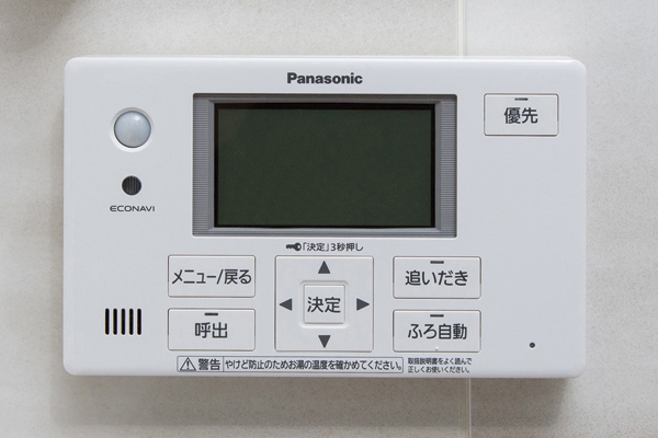 Bathing-wash room.  [Full Otobasu] Hot water beam in one switch ・ Keep warm ・ Standard equipped with a full Otobasu that can Reheating. Always a comfortable temperature ・ Hot water will be maintained (same specifications)
