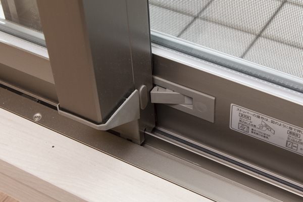 Security.  [Auxiliary lock (except for some)] In addition to the usual Crescent lock, Adopting the auxiliary lock. And locking in more robust, Sense of security has been increased (same specifications)