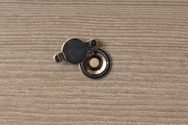 Security.  [Scope with shutter (indoor side)] With a shutter that does not except in the room from the outside. Children have also been installed scope to the easy-to-see position (same specifications)