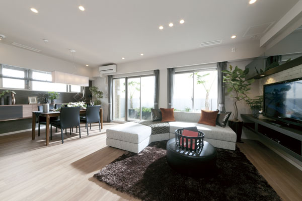 Living.  [living ・ dining] Pleasant sense of openness, Such as the quality and realism design beauty, Pursue the "coziness" is born from the attention to detail. The floor and fittings that determines the impression of space, Such as adopting those of accentuate woodgrain even more beauty among the natural light, It will be Kodawarigami to the texture. Also bright south-facing balcony is depth of about 1.8m of the room is secured, It further enhances the sense of openness in the room (D type model room)