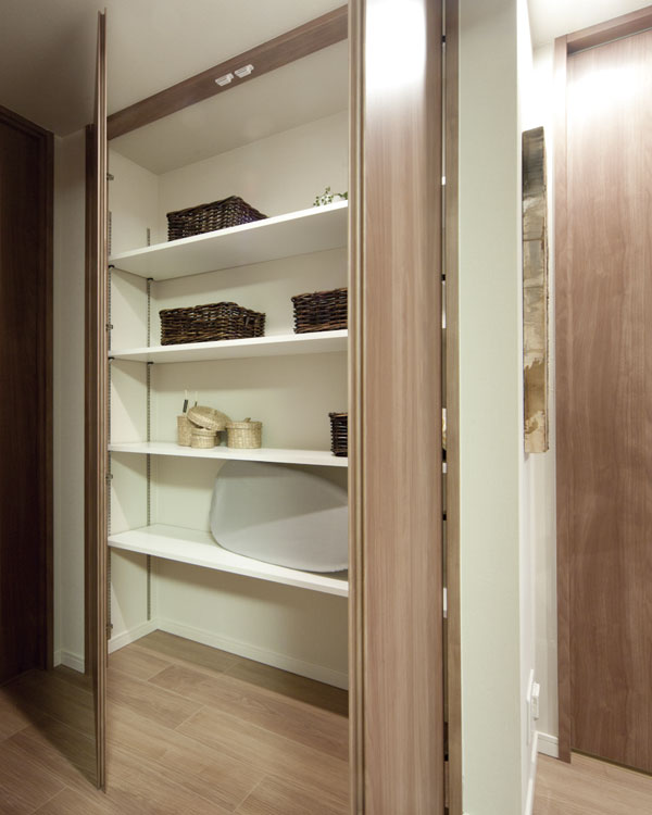 Receipt.  [Corridor material input] Because of a movable shelf expression that can move the shelf position freely, Also Katazuki neat, such as tall cleaning tool (same specifications)