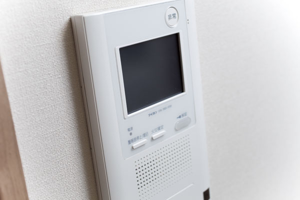 Security.  [Intercom with color monitor] Confirmed by the color video and audio the visitor. When your hands are busy it is also a convenient hands-free type (same specifications)