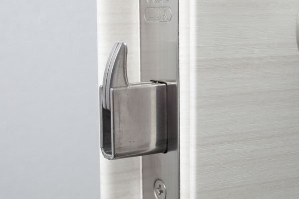 Security.  [Sickle-type dead bolt lock] Firmly lock the entrance door sickle of the dead bolt. Bar will exert a pry highly effective in the prevention of and the like (same specifications)