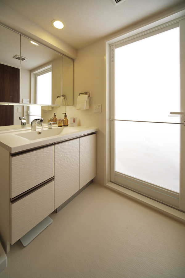 Bathing-wash room.  [bathroom] The wash room which adopted the vanity of the three-sided mirror type of Kagamiura with storage that can organize small items, Linen cabinet (except for the B type) ・ Storage space, such as a hanging cupboard has also been secured ( ※ )