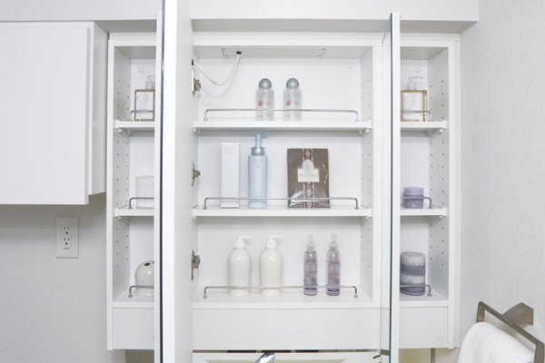 Bathing-wash room.  [Three-sided mirror ・ Kagamiura storage (with fogging heater)] Vanity of grooming is easily trimmed three-sided mirror type. Cosmetics ・ Grooming is Kagamiura with storage etc. can neatly organize the supplies (same specifications)