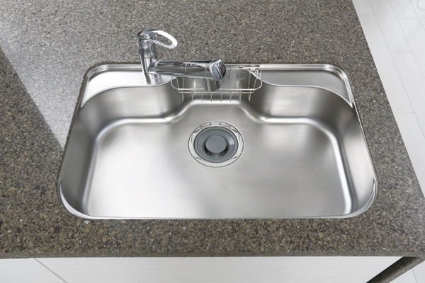 Kitchen.  [Wide sink (silent type)] Large pot also adopted the size wide sink of washable in the room. It is silent type to keep the water splashing sound (same specifications)