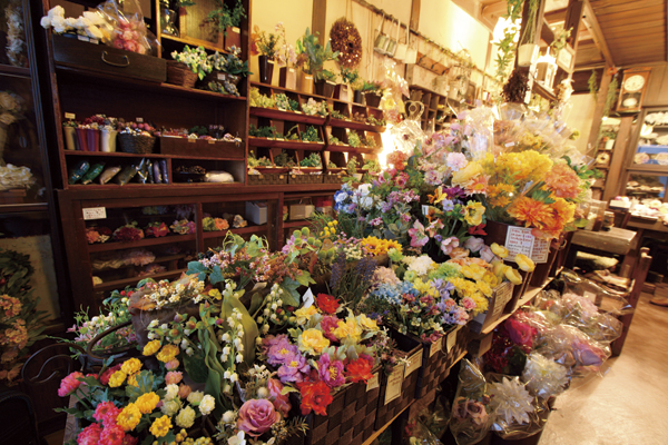 Surrounding environment. mi-mu (1-minute walk ・ About 20m)