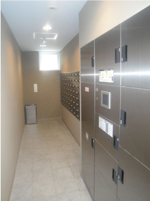 Other common areas. The living alone must-have item, "door-to-door delivery BOX"!