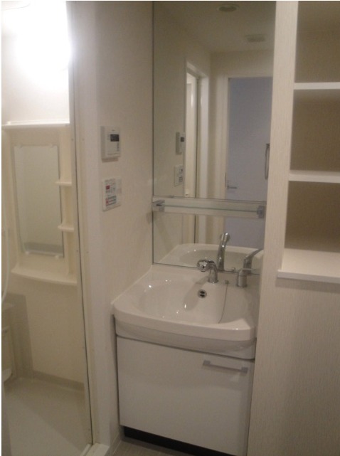 Washroom. Clean and cleaning! 