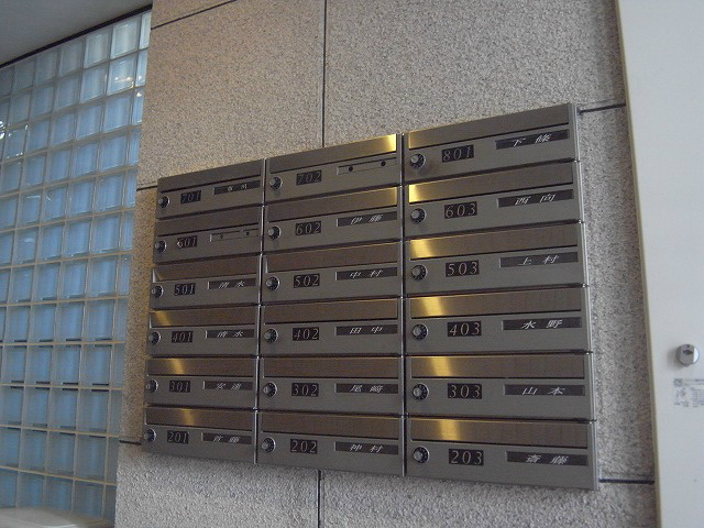 Living and room. E-mail BOX