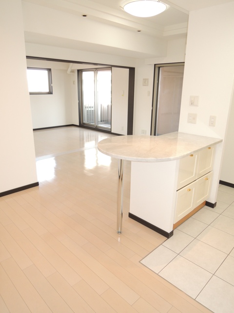 Living and room. About 12.9 Pledge