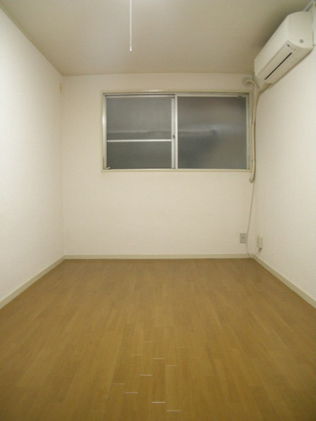 Living and room. 202