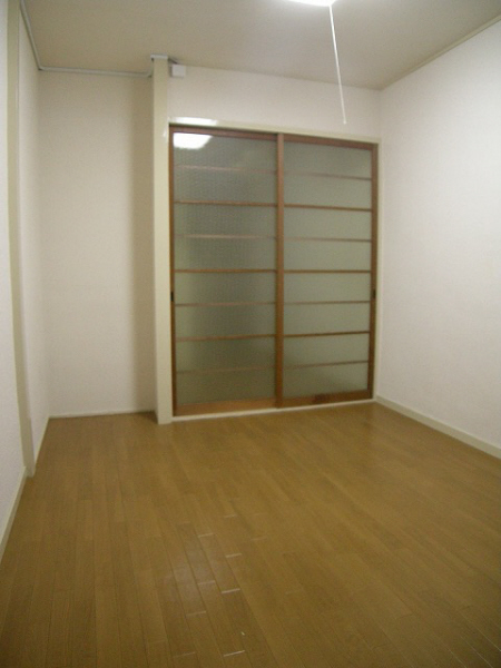 Living and room. 202