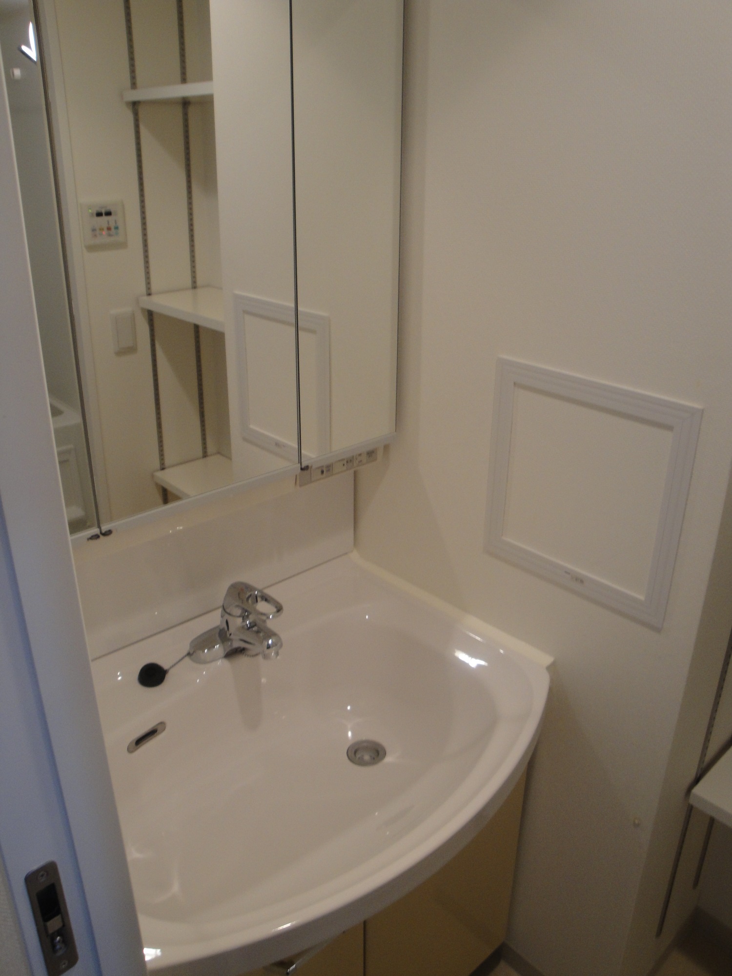 Washroom. With storage vanity! !