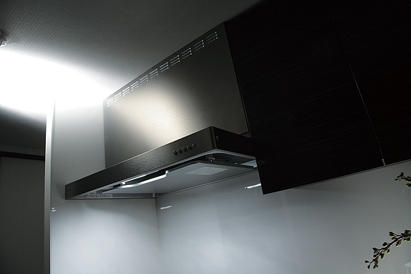 Kitchen.  [Stainless steel range hood] Stylish and excellent design of stainless steel range hood. By providing the easy-care rectifying plate in the intake port, Increase the suction efficiency, To quickly evacuate the smoke and smell (same specifications)