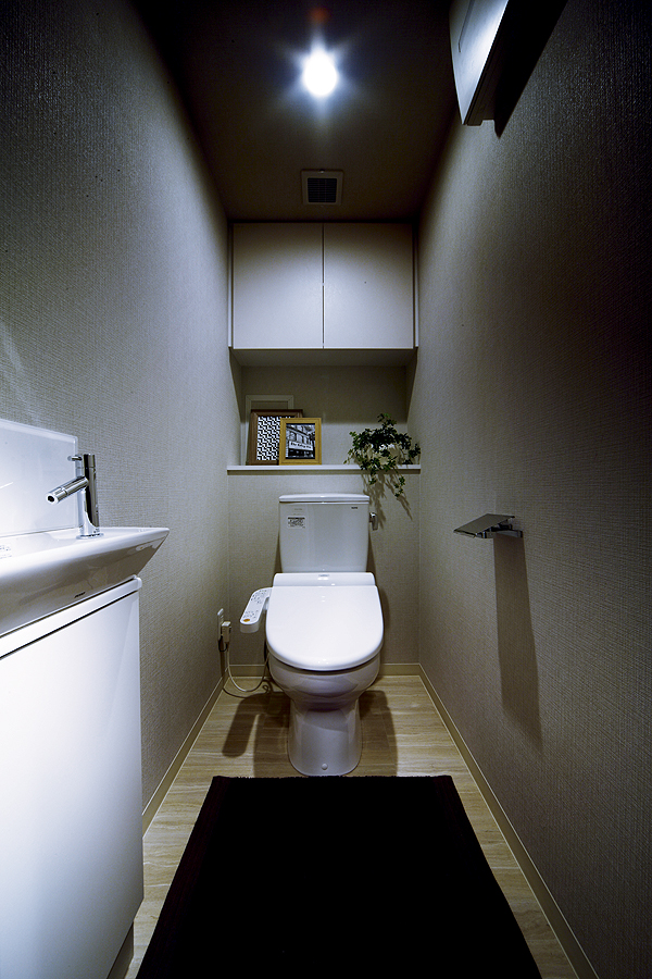 Toilet.  [6L water-saving toilet bowl] The amount of water used at a time, Adopt a water-saving toilet 6L type that was reduced to about 60% in comparison with the company's conventional types. In addition to heating toilet seat of the cleaning function, Deodorization function is a multi-function type and the like (E type model room)