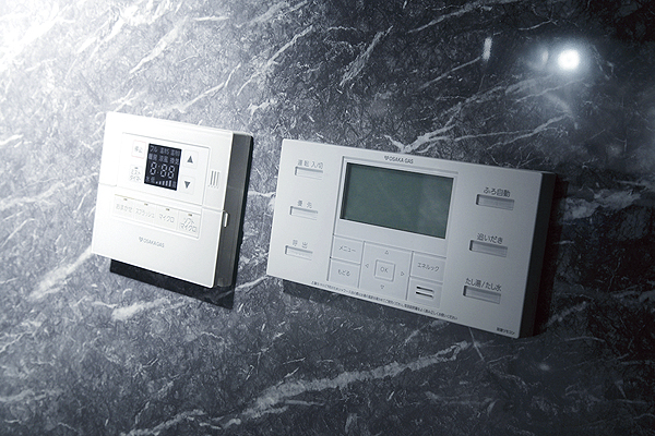 Bathing-wash room.  [Hot water supply remote control] Hot water-covered, Warm again, You can, such as water temperature adjustment. The bath informs by voice if divided (same specifications)