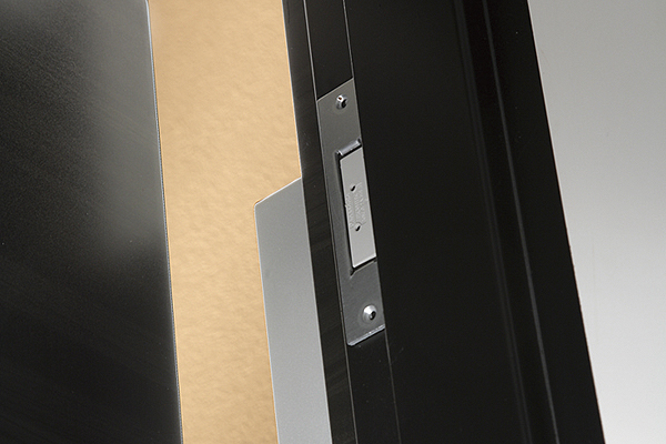 Security.  [Security magnet sensor] Entrance door in the absence, balcony ・ When the service balcony window is opened sensor is automatically reported to the abnormal inform at the same time tie-up security company at the operating and alarm sound  ※ Window with a surface grid, Except for the FIX window (same specifications)