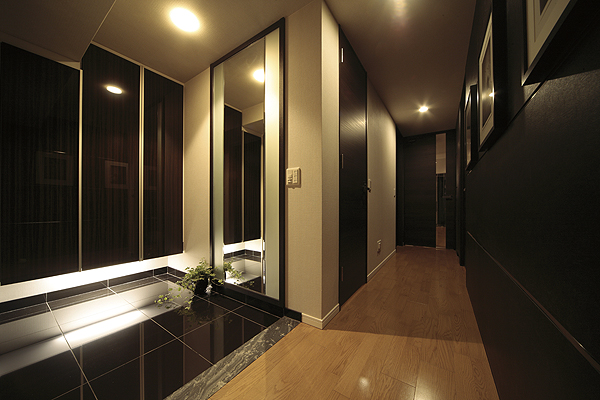 Room and equipment. Greet the guest. Talk with partners. To support a variety of time to visit for day-to-day dynamism is, Tansei space where aesthetics of hospitality is lurking. Profound and modern attire entrance spoke the "case" of the people and the life that live, Chic look is beautiful entrance hall in which the black and the keynote is, Nestled of Yingbin is fragrant design (E type model room)