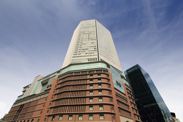 Including "Hankyu Department Store", Hanshin Department Store, Daimaru department store, Near the JR Osaka Mitsukoshi Isetan department store and four department store. According to the characteristics of each store you can choose the store to enjoy shopping (all JR Osaka Station)