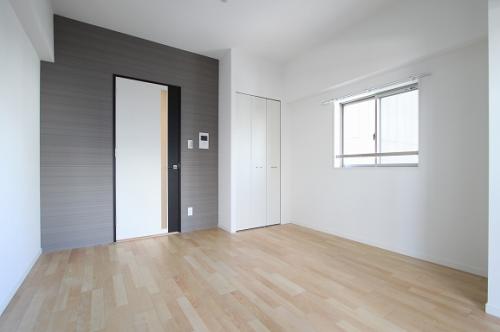 Living and room. Bright Western-style room with a bay window! 